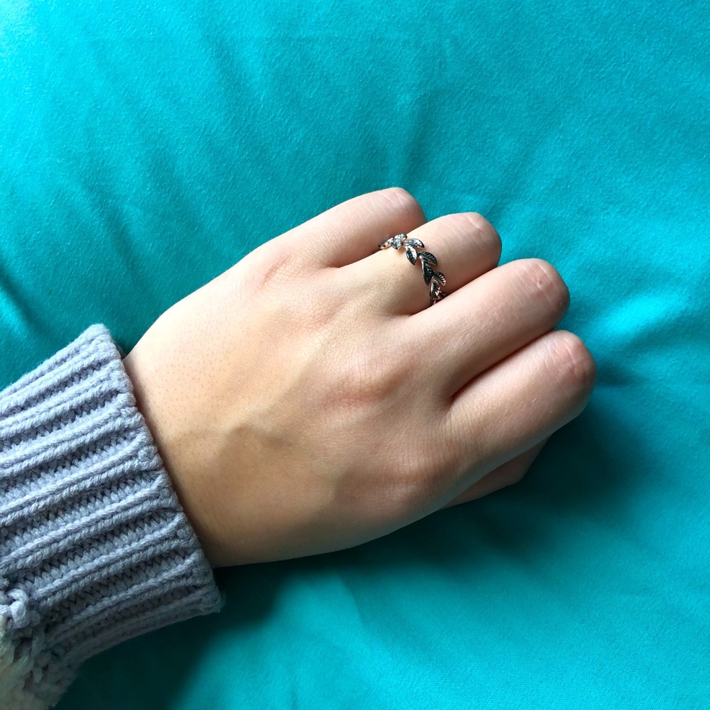 Beautiful leaf-detailed ring